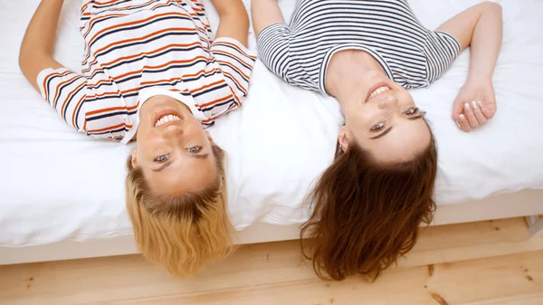 Due Ragazze Adolescenti Sdraiate Sul Letto Camera Accogliente Divertirsi — Foto Stock