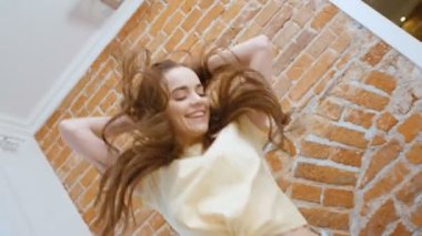 Neşeli kadın yatakta atlama ve eğlenmek. 