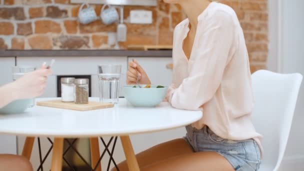 Hermosas Mujeres Comiendo Ensalada Hablando Casa — Vídeos de Stock