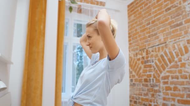 Vrouw Probeert Kleding Kijken Naar Mirror Smilng Gelukkig — Stockvideo