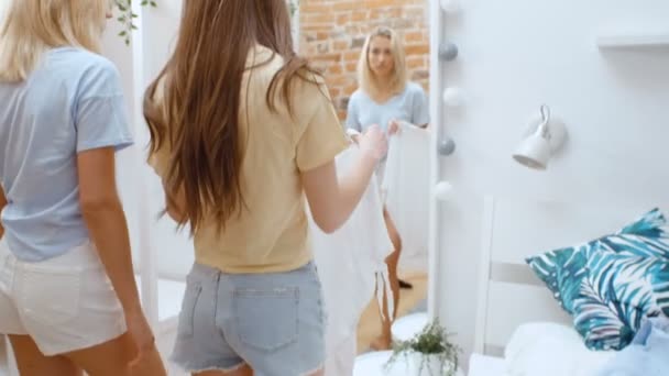 Dwie Wesołe Ładne Młode Kobiety Próbują Ubraniach — Wideo stockowe