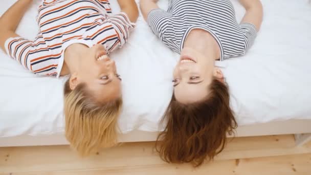 Duas Meninas Adolescentes Deitadas Cama Quarto Acolhedor Divertindo — Vídeo de Stock