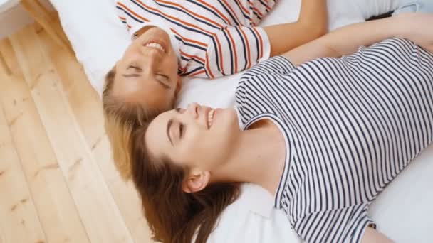 Two Teenage Girls Lying Bed Cozy Room Having Fun — Stock Video
