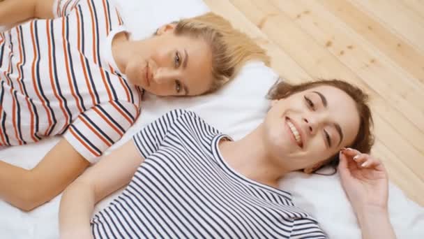 两个少女躺在舒适的床上 玩得很开心 — 图库视频影像