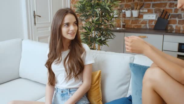 Retrato Duas Alegres Namoradas Adolescentes Conversando Relaxando Casa — Vídeo de Stock