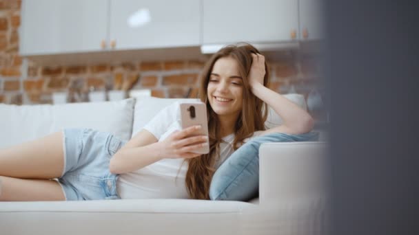 Jovem Mulher Usando Smartphone Casa — Vídeo de Stock