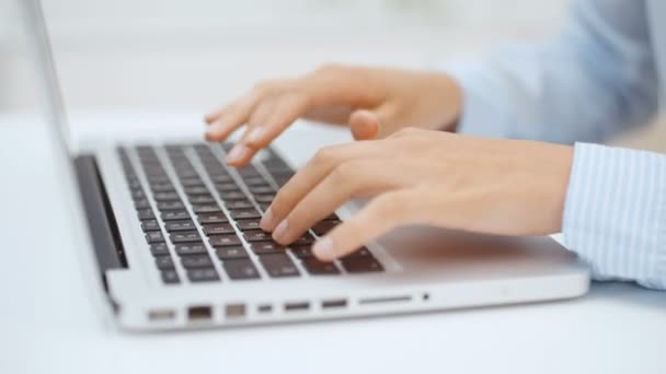 Großaufnahme Weiblicher Hände Die Die Tasten Der Laptop Tastatur Drücken — Stockvideo