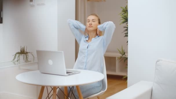 年轻的金发女人在家和电脑打交道 — 图库视频影像