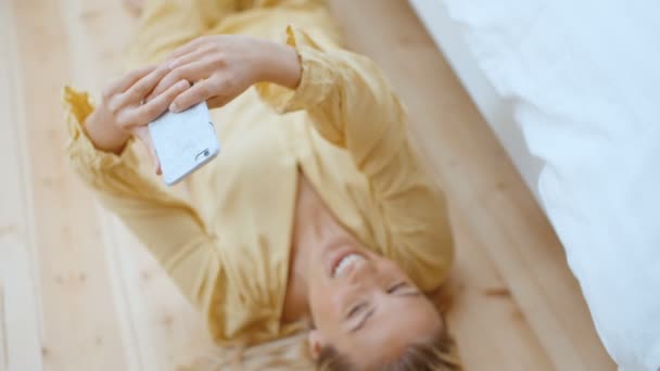 Güzel Sarışın Kadın Pijama Giyiyor Yatak Odasında Telefon Kullanıyor — Stok video