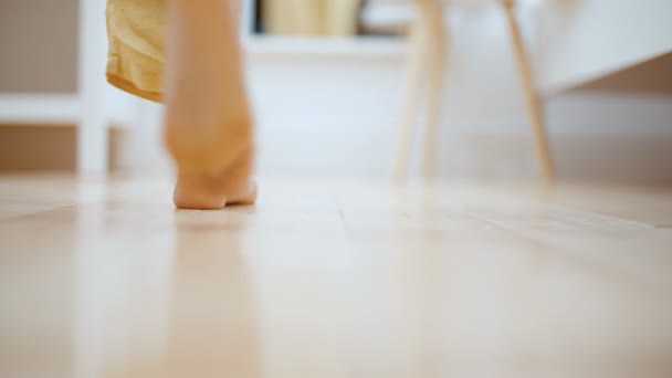 朝ベッドから出る女性の足のクローズアップ — ストック動画
