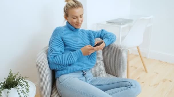 Jovem Mulher Usando Smartphone Casa — Vídeo de Stock