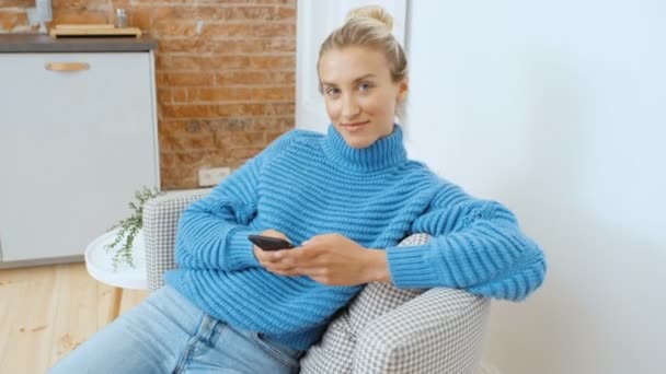 Jovem Mulher Usando Smartphone Casa — Vídeo de Stock