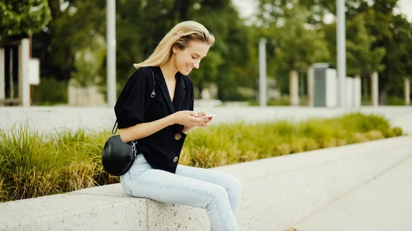 Young Blonde Woman Using Phone City — Stock Photo, Image