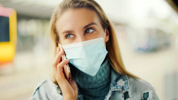 Young Blonde Woman Wearing Mask Waiting Bus Station Using Phone — Stock Photo, Image