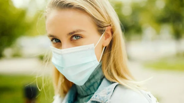 Portrait Young Woman Wearing Antibacterial Mask City — Stock Photo, Image