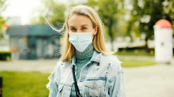 Portrait Young Woman Wearing Antibacterial Mask City — Stock Photo, Image