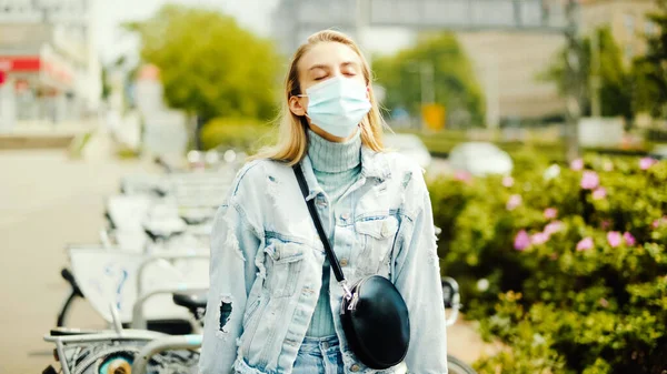 Portret Van Een Jonge Vrouw Met Een Antibacterieel Masker Een — Stockfoto