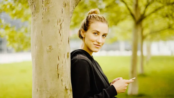 Mujer Atractiva Joven Usando Teléfono Parque Ciudad — Foto de Stock