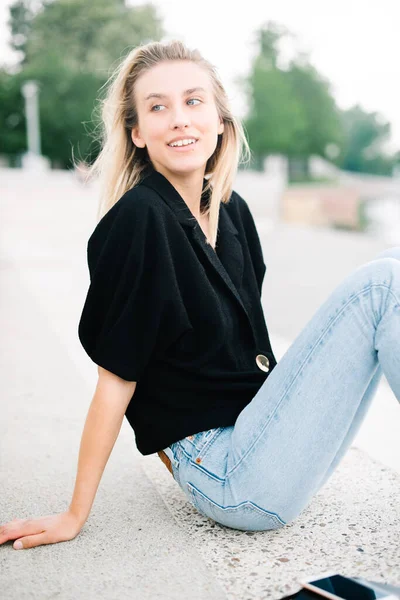 Mujer Joven Posando Parque Ciudad Sonriendo Una Cámara — Foto de Stock