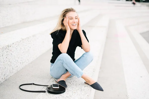 Mujer Joven Posando Parque Ciudad Sonriendo Una Cámara —  Fotos de Stock