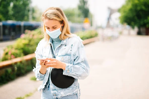 Jovem Mulher Usando Máscara Antibacteriana Usando Telefone Uma Cidade — Fotografia de Stock