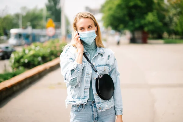 Young Woman Wearing Antibacterial Mask Using Phone City — Stock Photo, Image