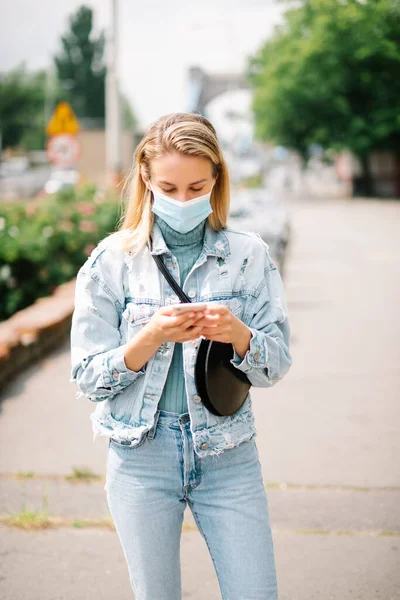Mujer Joven Con Máscara Antibacteriana Usando Teléfono Una Ciudad — Foto de Stock