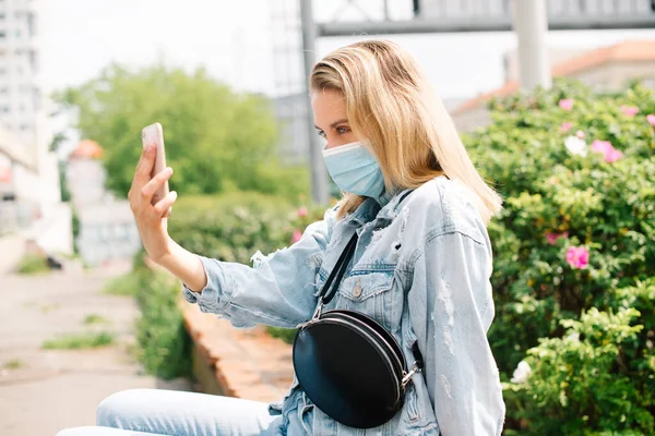 Jovem Mulher Usando Máscara Antibacteriana Usando Telefone Uma Cidade — Fotografia de Stock