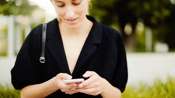 Mujer Rubia Joven Usando Teléfono Una Ciudad Fotos de stock