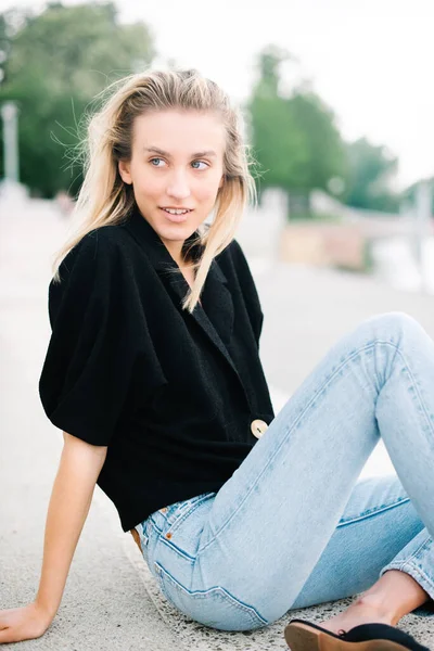 Jeune Femme Posant Dans Parc Urbain Souriant Une Caméra Photos De Stock Libres De Droits