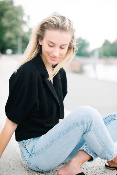 Giovane Donna Posa Parco Cittadino Sorridente Una Macchina Fotografica Fotografia Stock