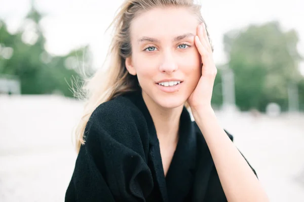 Jeune Femme Posant Dans Parc Urbain Souriant Une Caméra Image En Vente