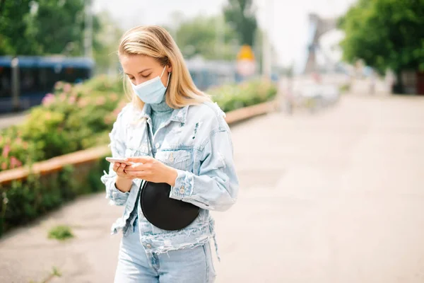 Giovane Donna Che Indossa Maschera Antibatterica Utilizzando Telefono Una Città Fotografia Stock