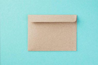 Kraft zarfın üzerine nane arka plan. Metin için yer kopyalayın.