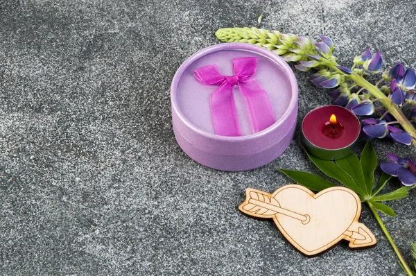 Caixa Presente Lilás Com Arco Coração Madeira Vela Aroma Fundo — Fotografia de Stock
