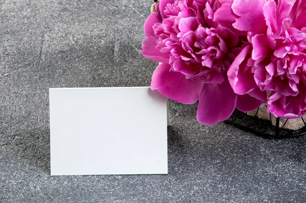 Cesta Con Peonías Rosadas Nota Blanco Cerca Sobre Fondo Texturizado — Foto de Stock