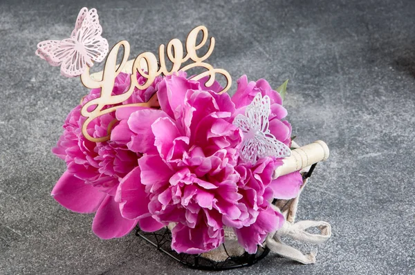 Cesto Con Peonie Rosa Parola Amore Legno Farfalle Vicino Sfondo — Foto Stock