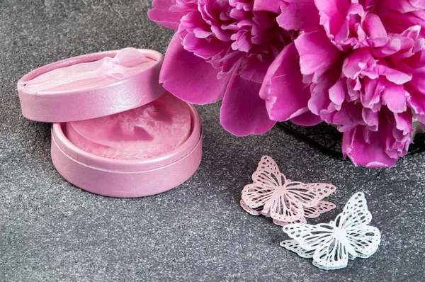 Ροζ Παιωνία Ροζ Δώρο Κουτί Witn Χειροποίητο Σαπούνι Και Πεταλούδες — Φωτογραφία Αρχείου