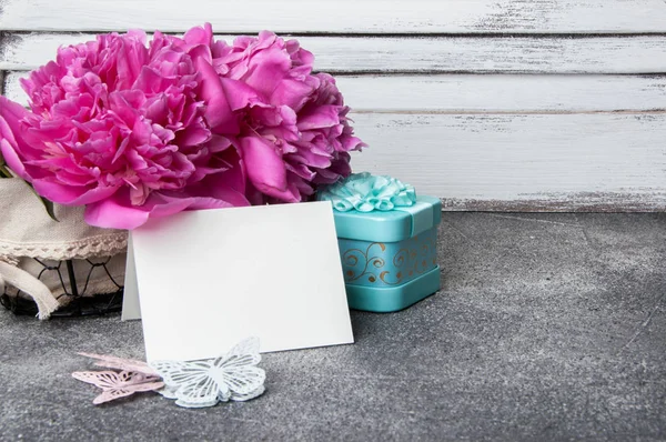 Peonía Rosa Nota Blanco Caja Regalo Aguamarina Mariposas Cierran Sobre — Foto de Stock