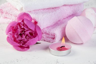 Banyo bombalar, pembe şakayık, havlu ve aroma mum eski püskü beyaz dokulu arka plan üzerinde beyaz Spa kompozisyon pembe. Metin için yer kopyalayın