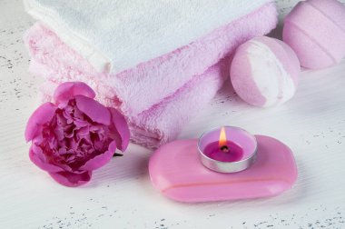 Banyo bombalar, pembe şakayık, havlu ve aroma mum eski püskü beyaz dokulu arka plan üzerinde beyaz Spa kompozisyon pembe. Metin için yer kopyalayın