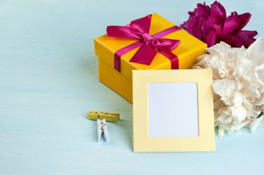 Boş Not, sarı hediye kutusu peonies üzerinde eski püskü mavi arka plan ve yayla. Metin için yer kopyalayın.