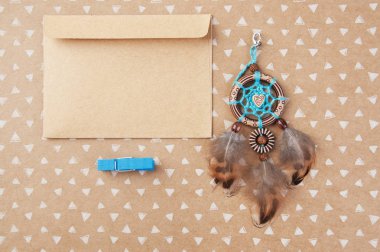 Mavi kahverengi rüya zarf kraft kağıt arka plan üzerinde alıcı ve kraft. Metin için yer kopyalayın.