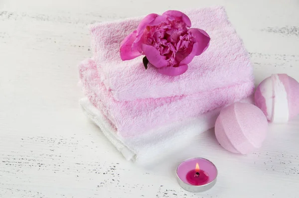 Composição Spa Branco Rosa Com Bombas Banho Peônia Rosa Toalhas — Fotografia de Stock