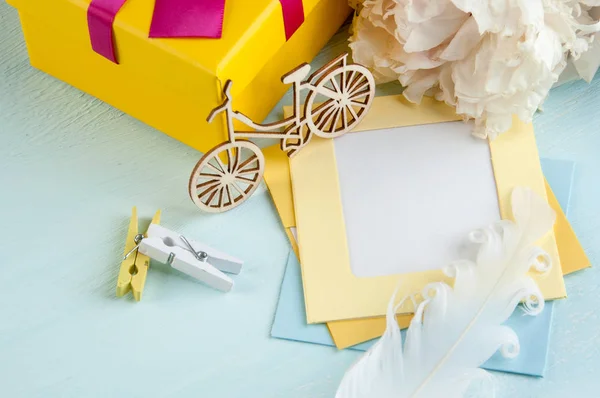 Nota Branco Caixa Presente Amarelo Com Arco Peônias Fundo Azul — Fotografia de Stock