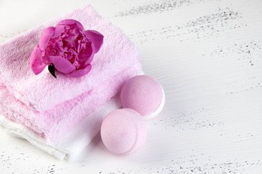 Pembe beyaz Spa banyo bombalar, pembe şakayık ve kompozisyonu havlu üzerinde eski püskü beyaz dokulu arka plan. Metin için yer kopyalayın