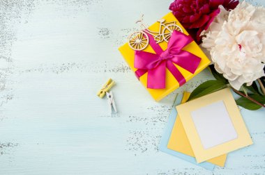 Boş Not, sarı hediye kutusu peonies üzerinde eski püskü mavi arka plan ve yayla. Metin için yer kopyalayın.