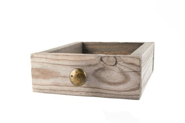 Beyaz arkaplanda izole edilmiş eski ahşap kutu