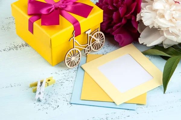 Чистая Нота Желтая Подарочная Коробка Луком Пионами Потрепанном Синем Фоне — стоковое фото