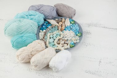 Konu ve boncuk ve kabukları ile gri plaka örgü 